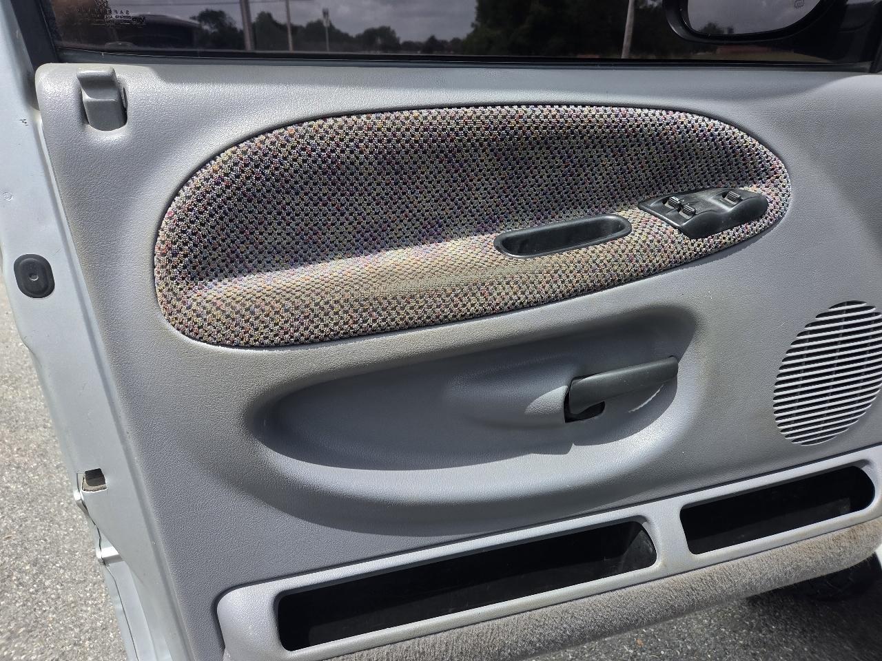 Dodge Ram 1500 4dr Quad Cab 139" WB 4WD 2001