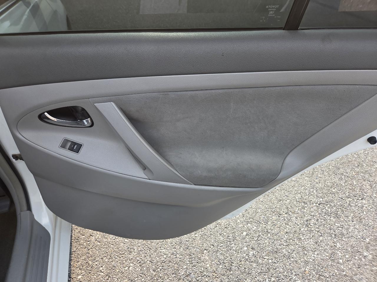 Toyota Camry 4dr Sdn I4 Man (Natl) 2010