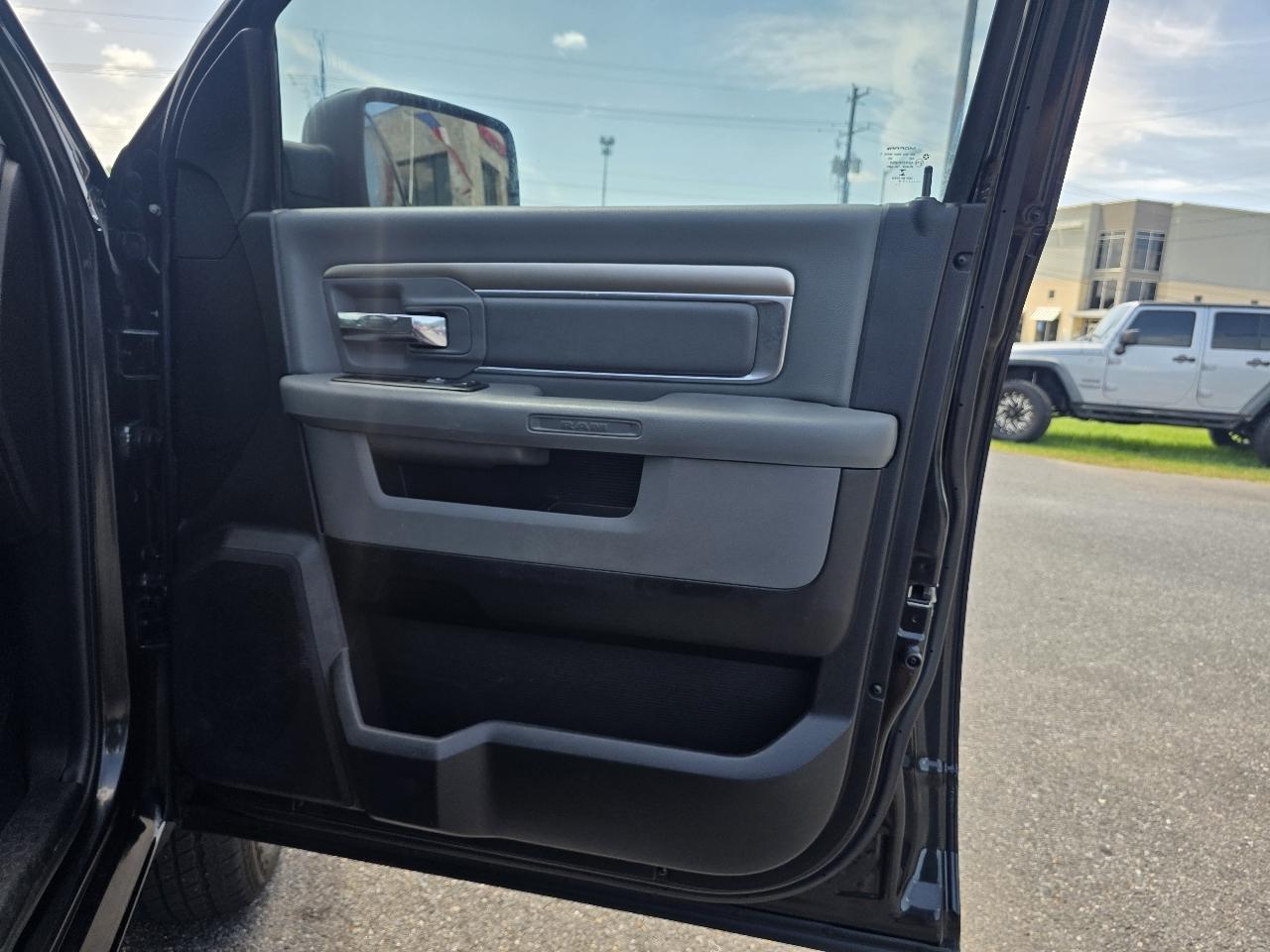 RAM 1500 Big Horn 4x4 Crew Cab 5'7" Box 2018