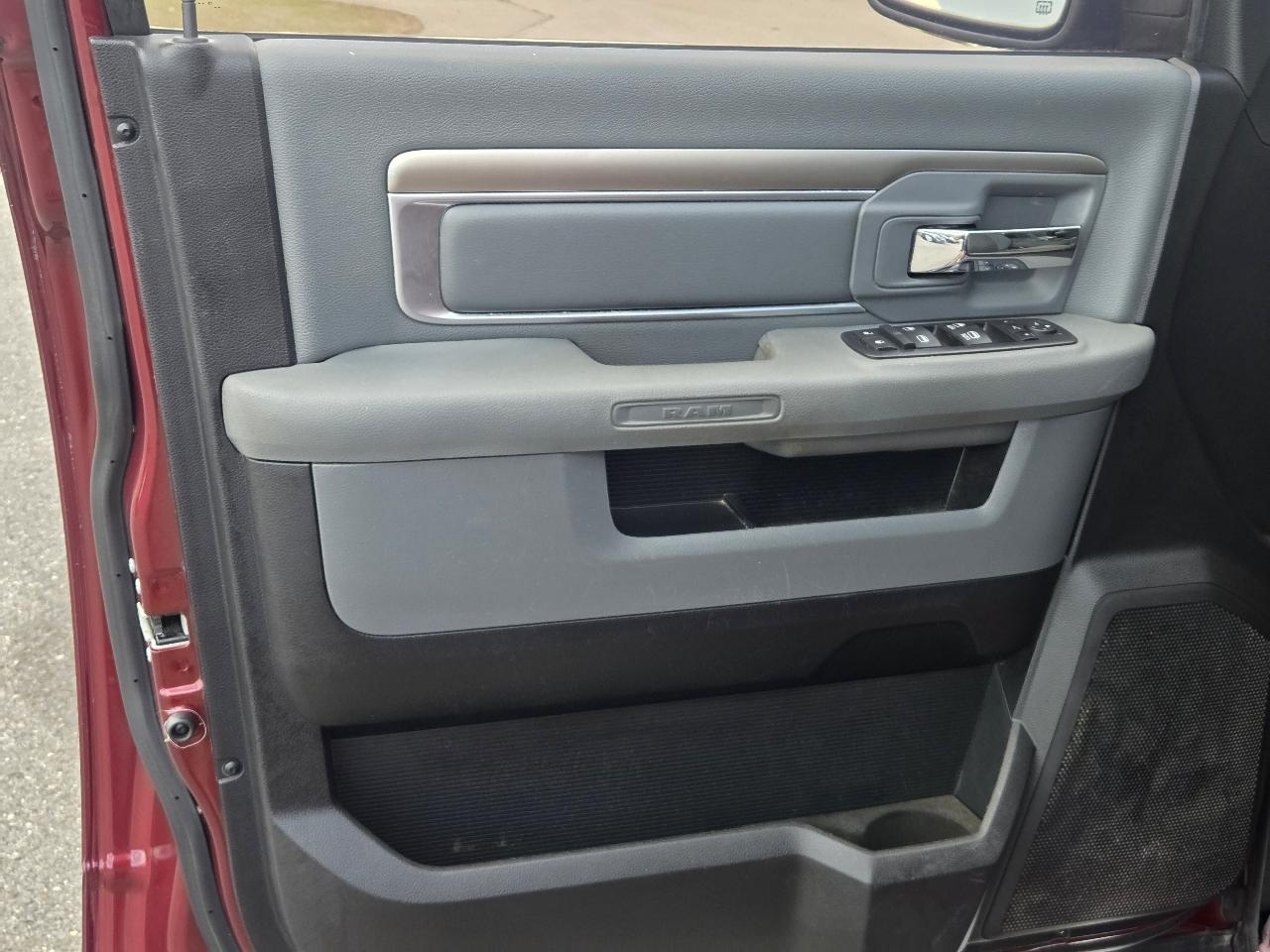 RAM 1500 2WD Crew Cab 140.5" Lone Star 2016