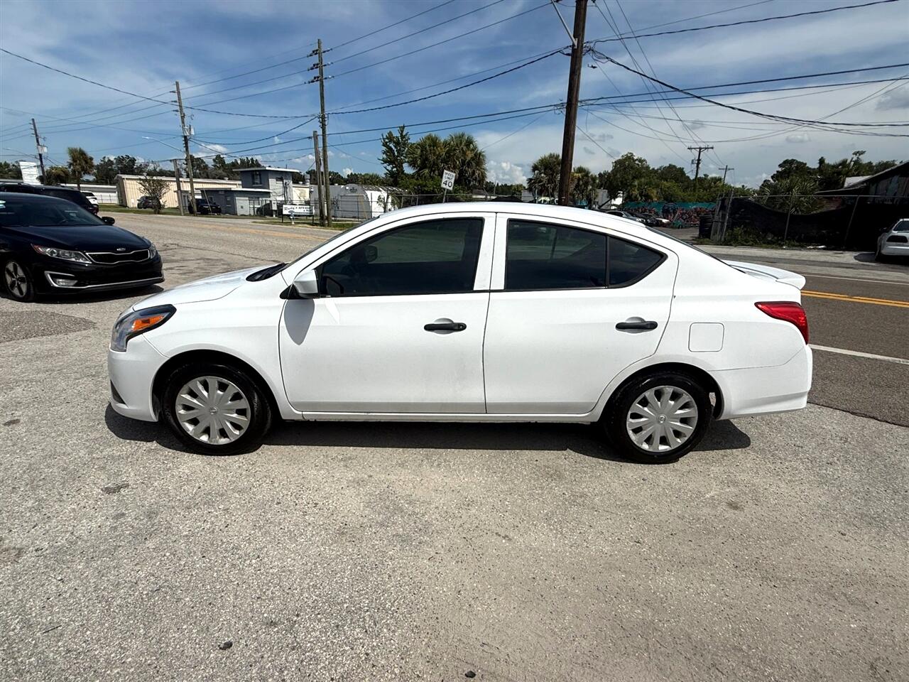 2017 Nissan Versa Plus Sedan photo 4