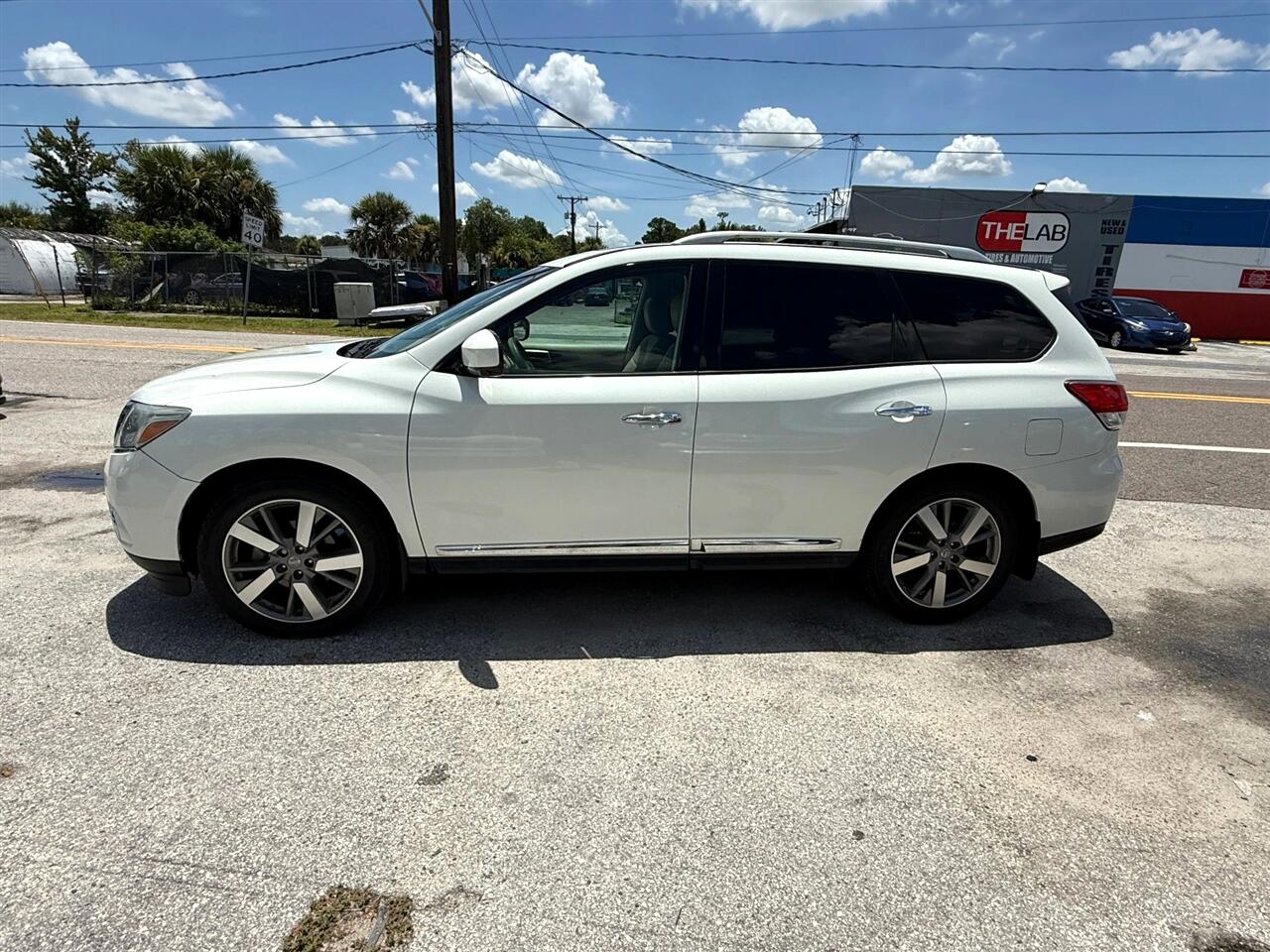 2015 Nissan Pathfinder Platinum photo 3