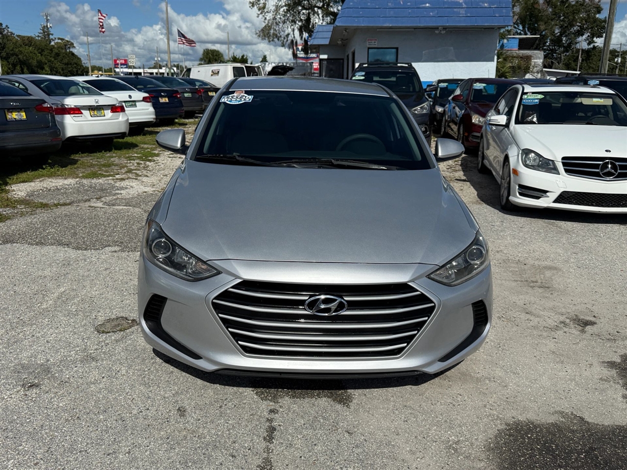 2018 Hyundai Elantra SEL photo 2