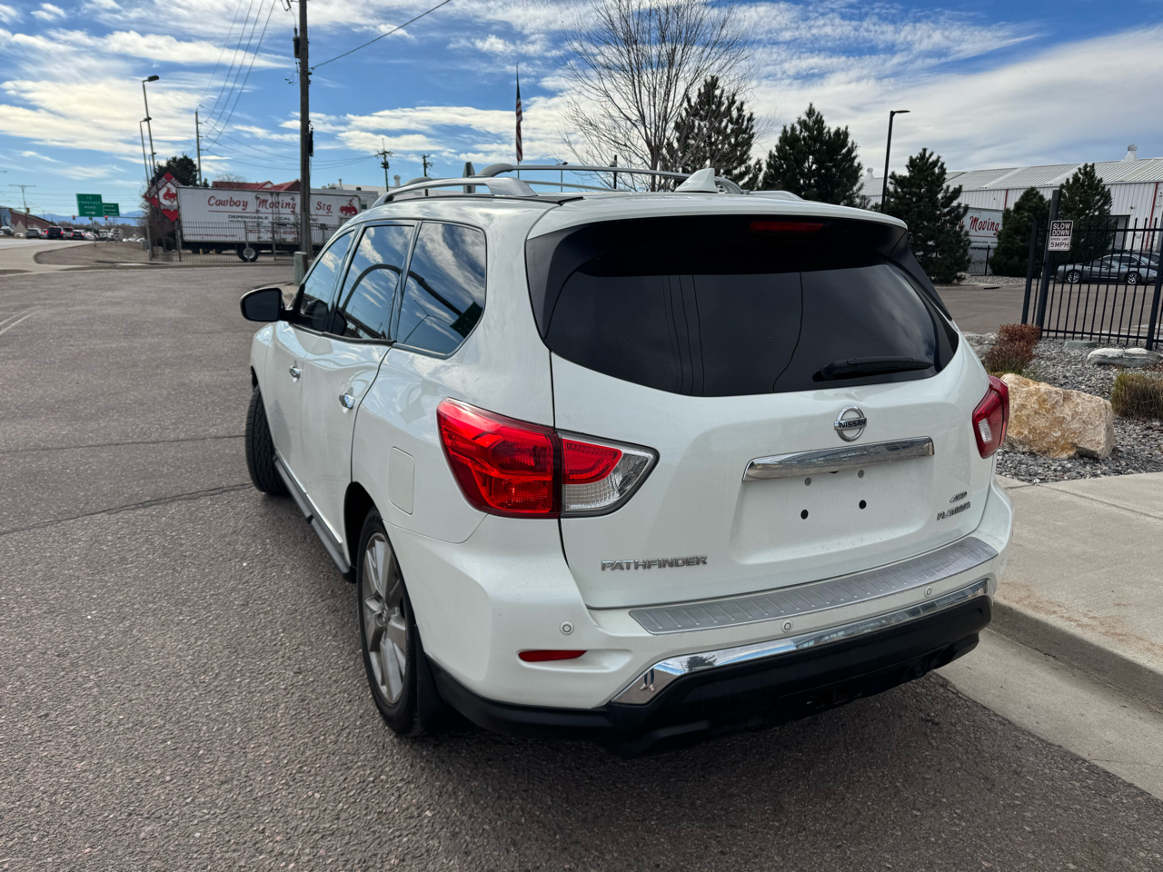 2019 Nissan Pathfinder Platinum photo 2