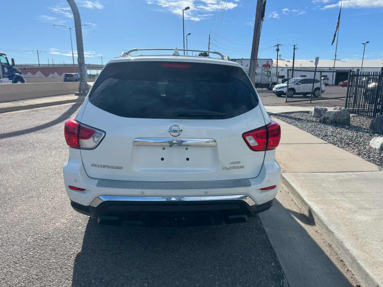 2019 Nissan Pathfinder Platinum photo 3