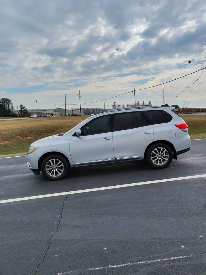 Nissan Pathfinder LE 2WD 2013