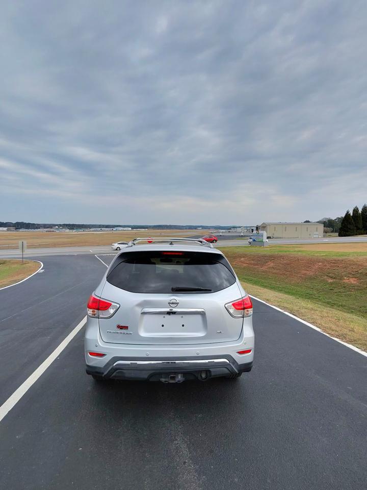 Nissan Pathfinder LE 2WD 2013