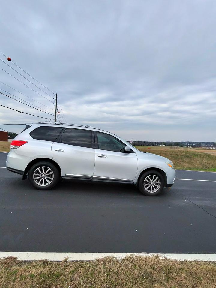 Nissan Pathfinder LE 2WD 2013