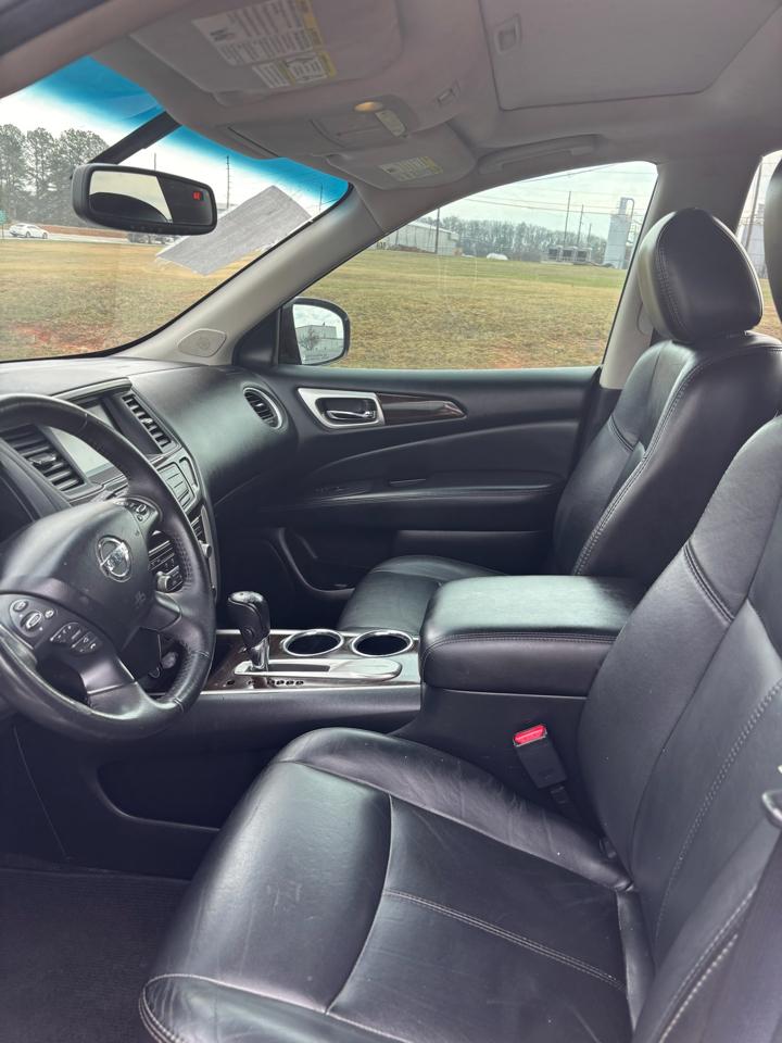 Nissan Pathfinder LE 2WD 2013