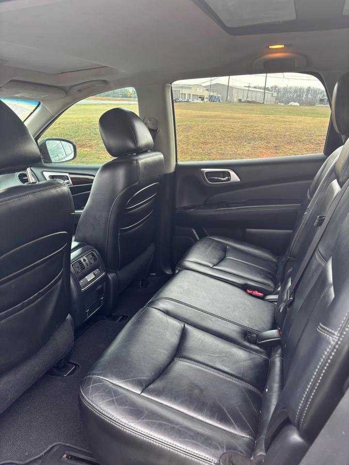 Nissan Pathfinder LE 2WD 2013