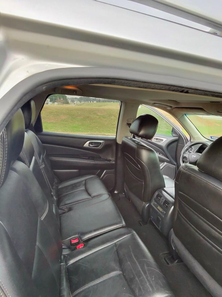 Nissan Pathfinder LE 2WD 2013