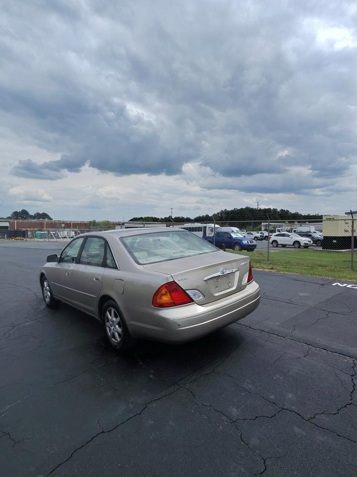 Toyota Avalon XL 2000