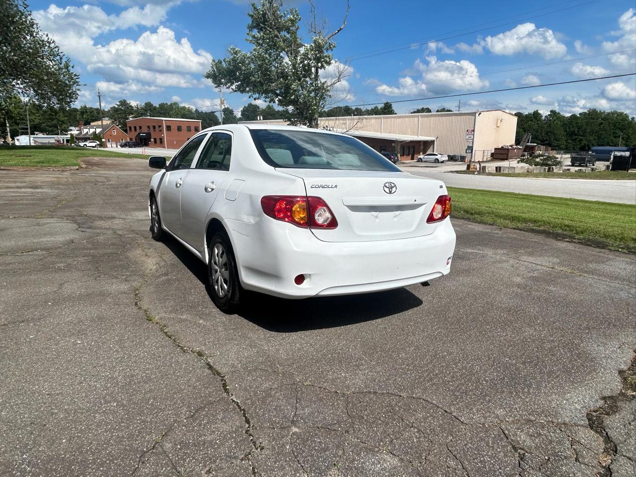 Toyota Corolla Base 5-Speed MT 2010