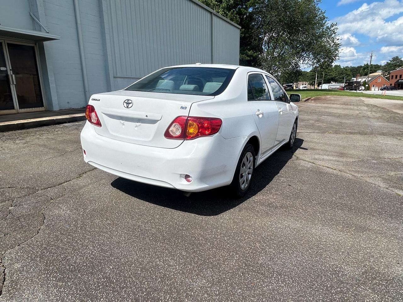 Toyota Corolla Base 5-Speed MT 2010