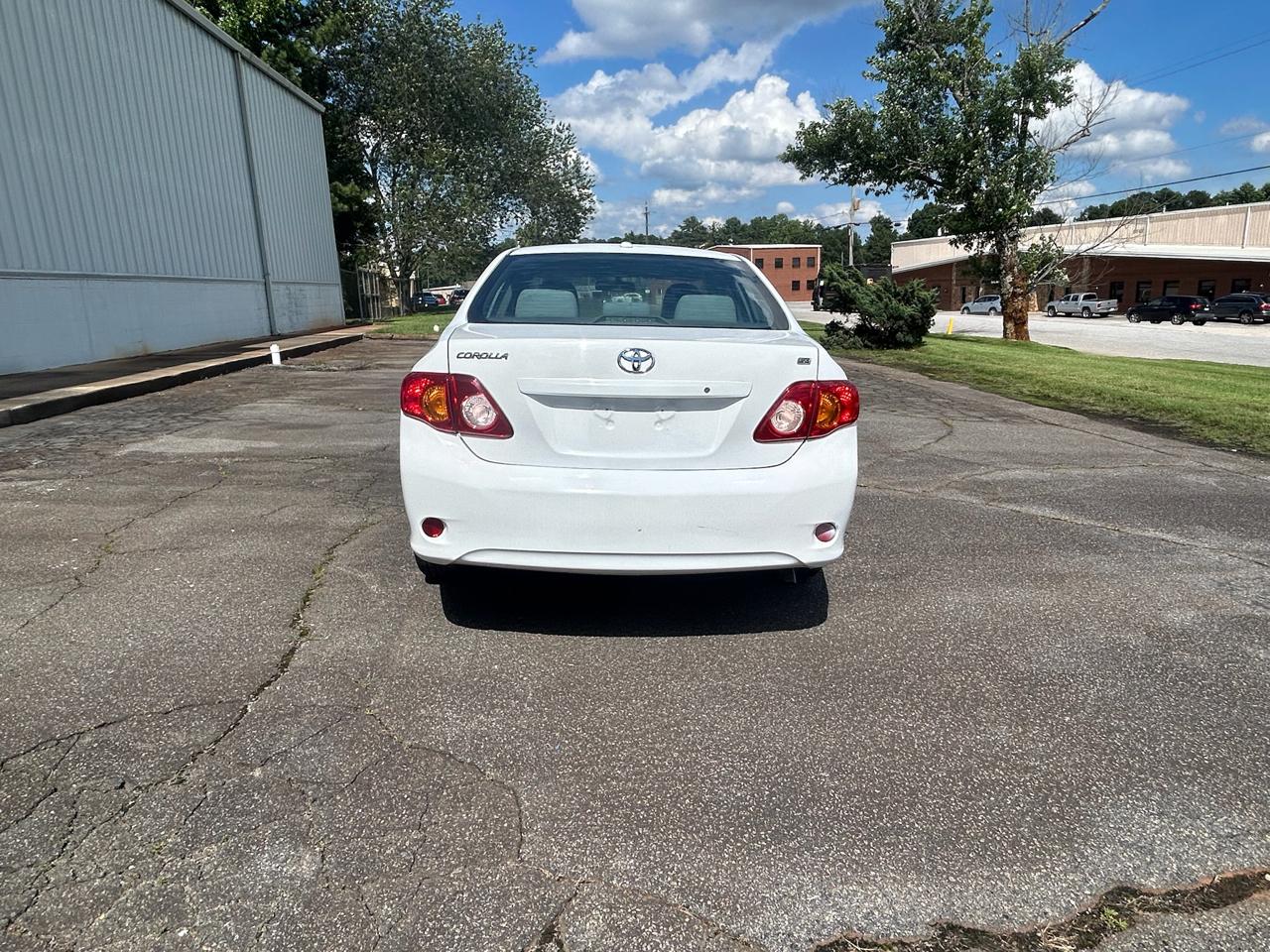 Toyota Corolla Base 5-Speed MT 2010