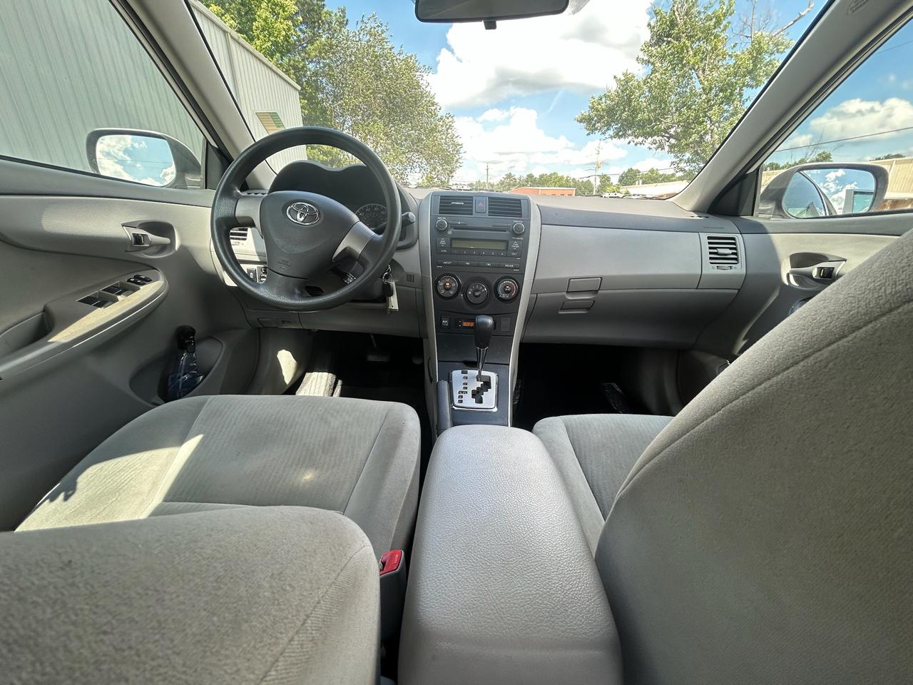 Toyota Corolla Base 5-Speed MT 2010