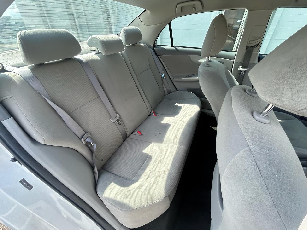 Toyota Corolla Base 5-Speed MT 2010