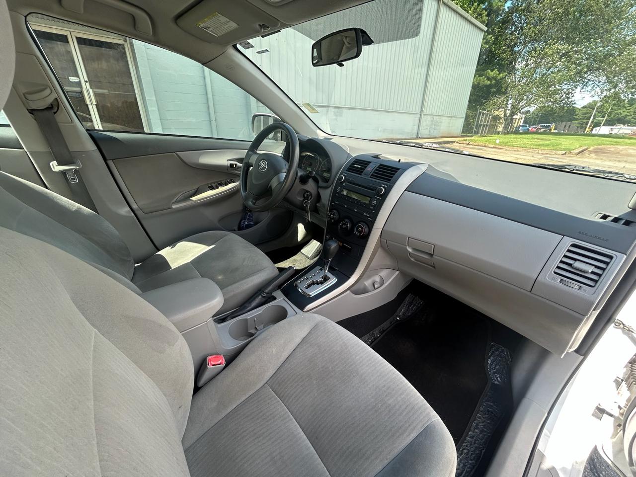 Toyota Corolla Base 5-Speed MT 2010
