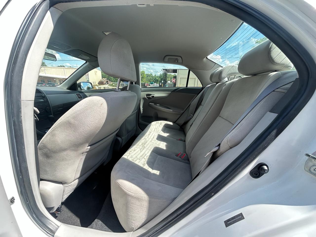 Toyota Corolla Base 5-Speed MT 2010