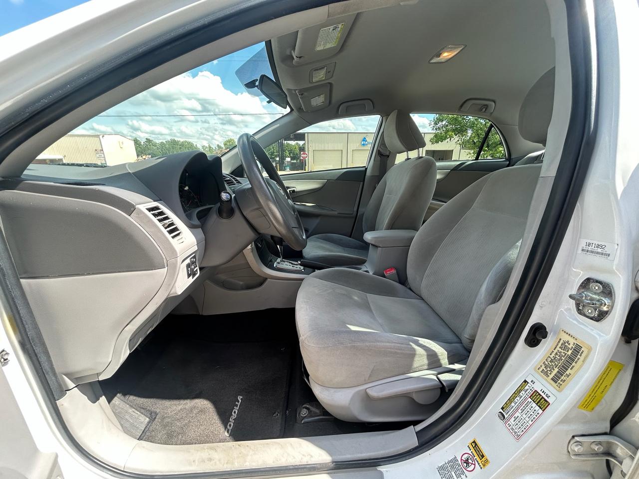 Toyota Corolla Base 5-Speed MT 2010