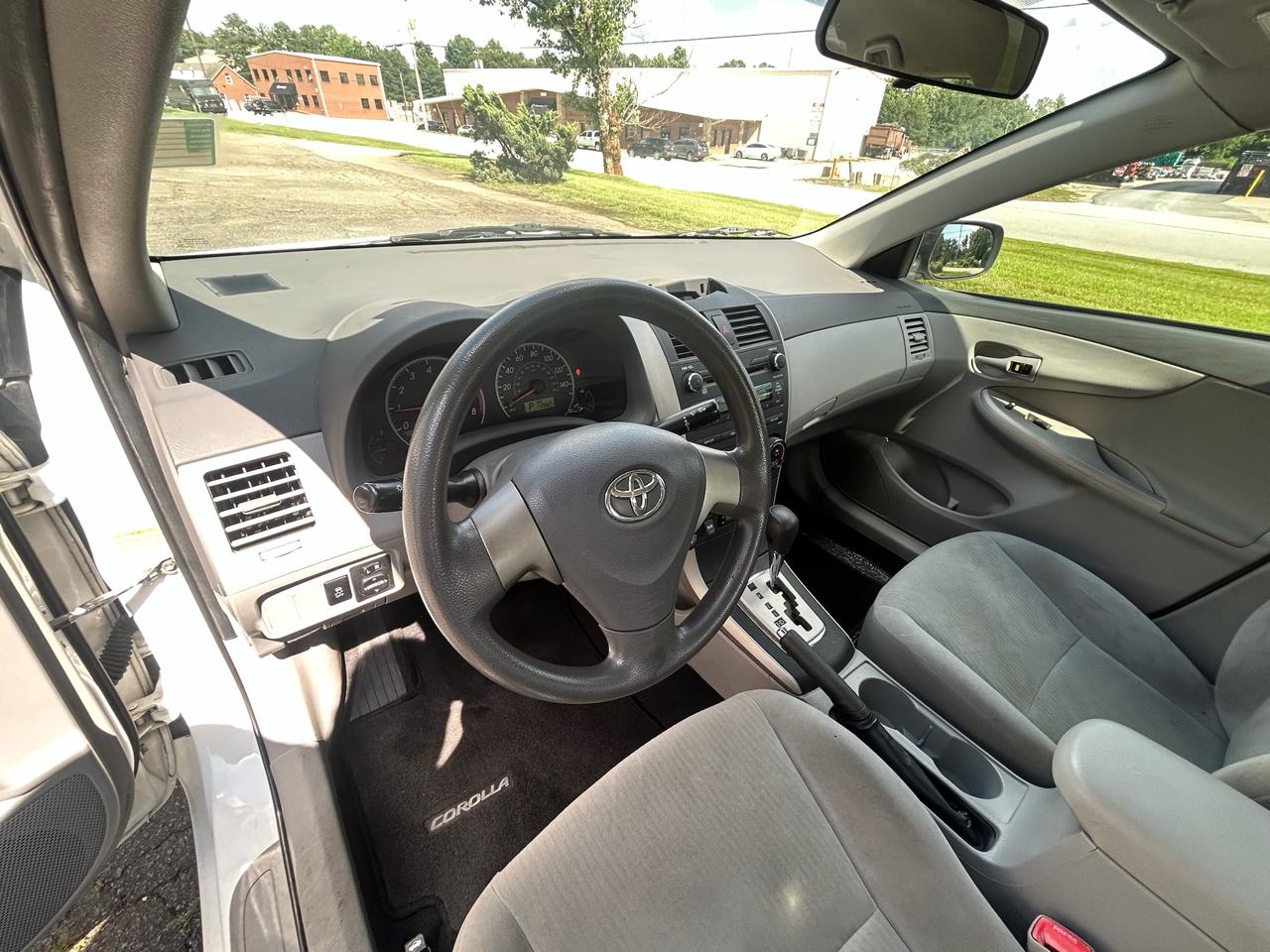 Toyota Corolla Base 5-Speed MT 2010