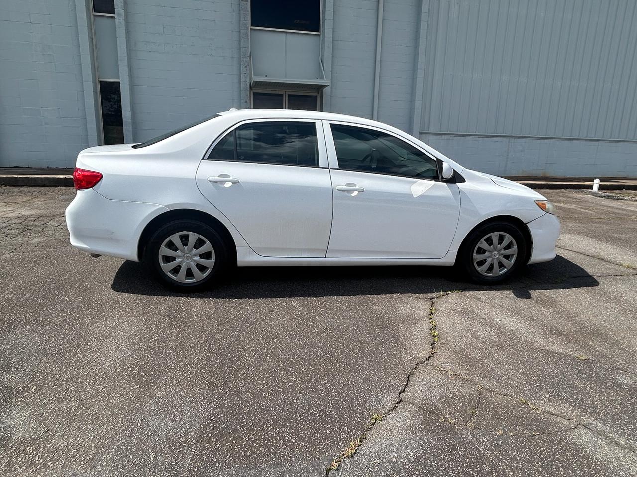 Toyota Corolla Base 5-Speed MT 2010
