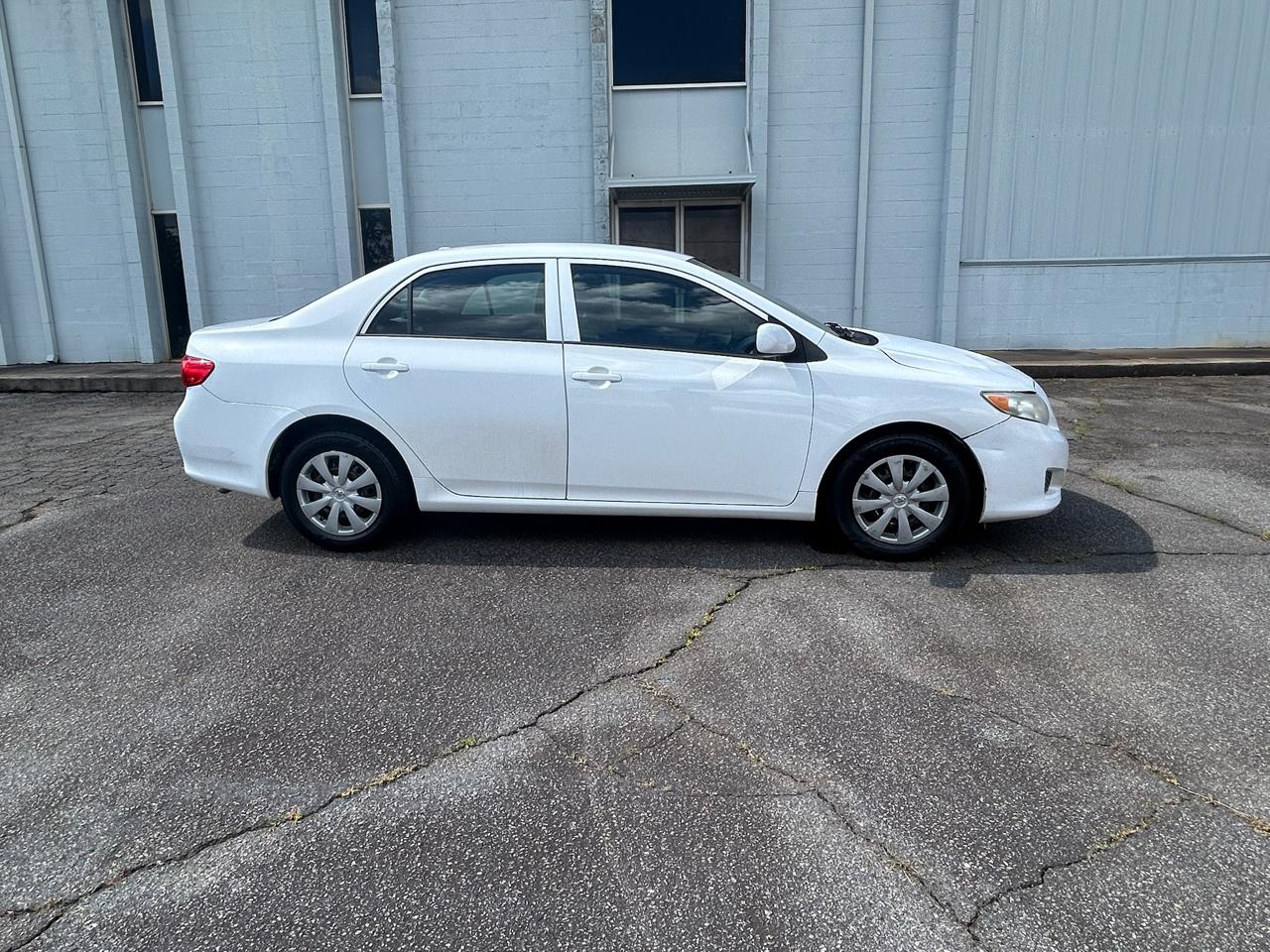 Toyota Corolla Base 5-Speed MT 2010
