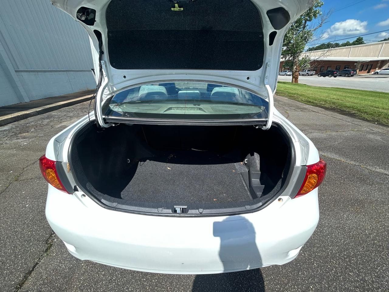 Toyota Corolla Base 5-Speed MT 2010