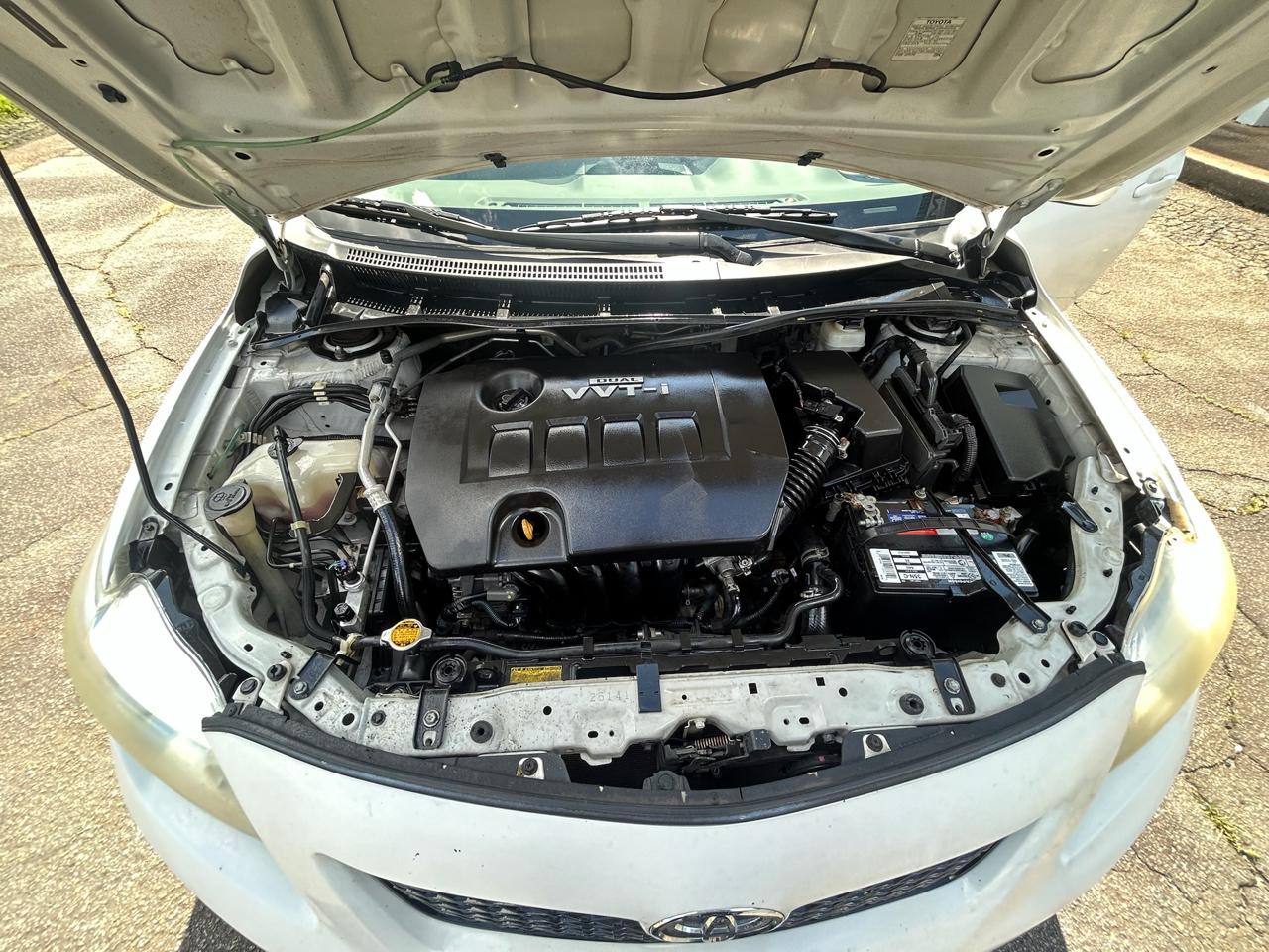 Toyota Corolla Base 5-Speed MT 2010