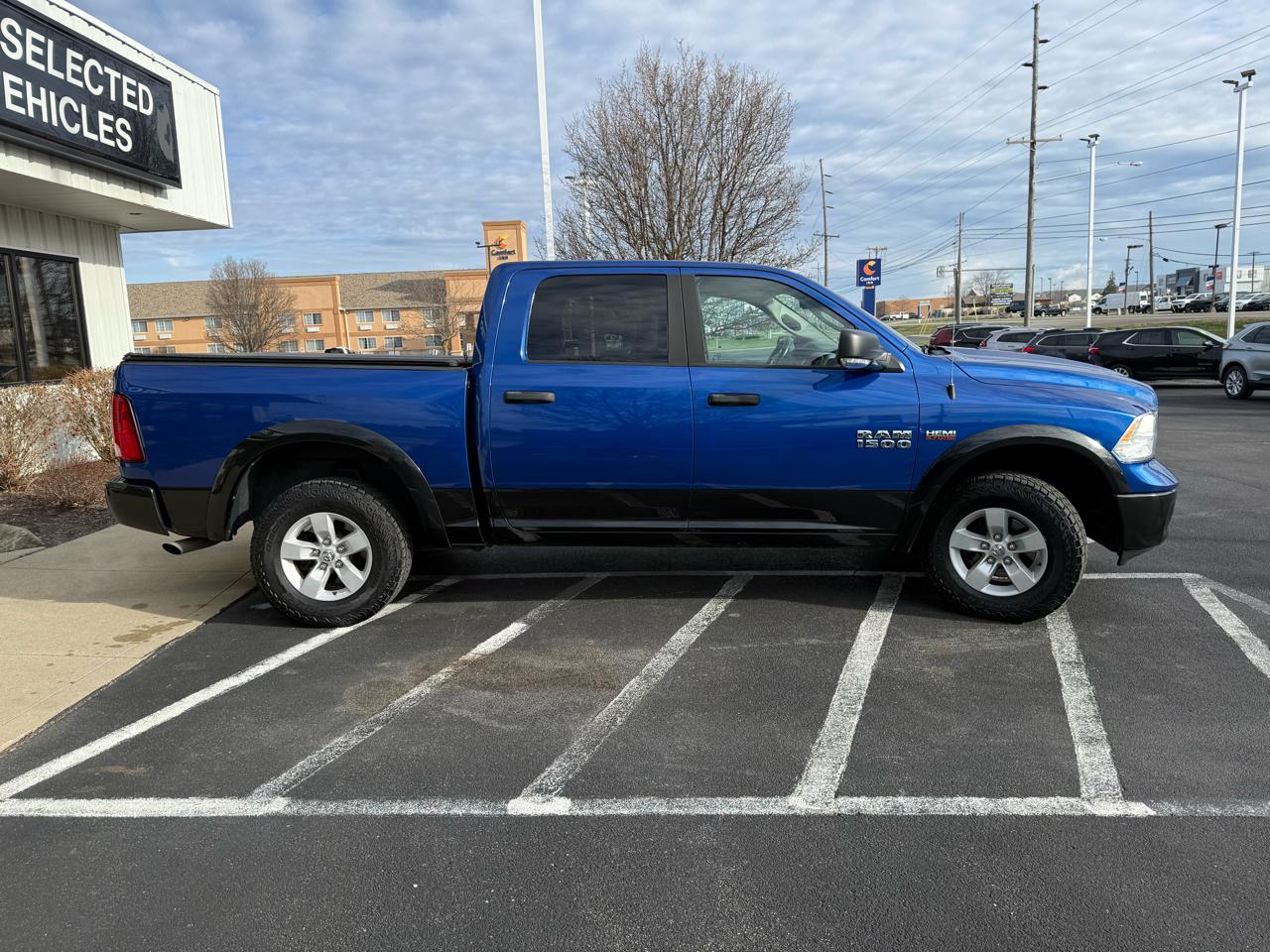 RAM 1500 4WD Crew Cab 140.5" Outdoorsman 2016