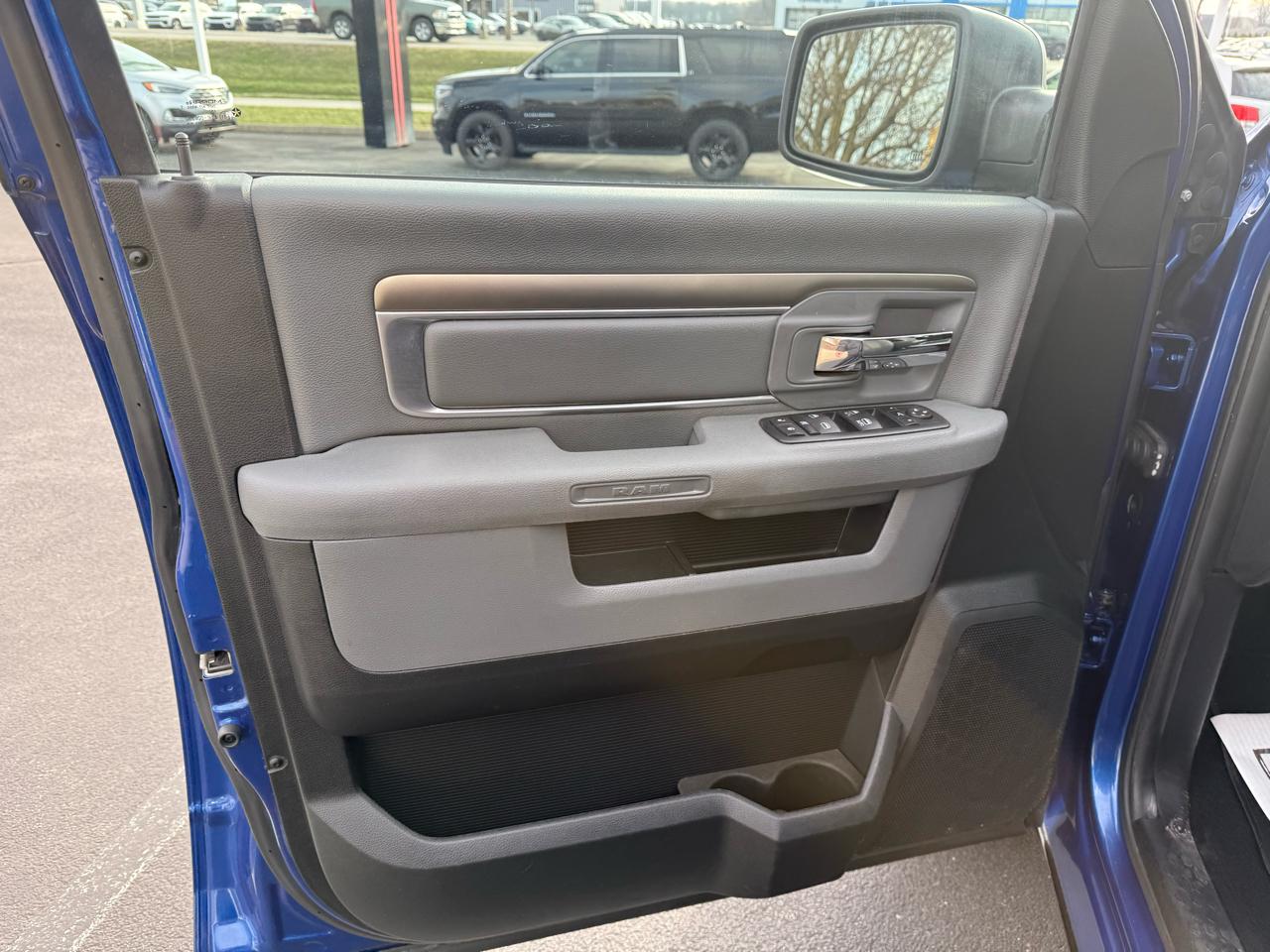 RAM 1500 4WD Crew Cab 140.5" Outdoorsman 2016