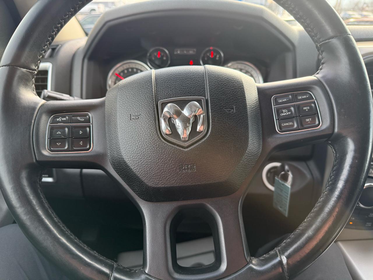 RAM 1500 4WD Crew Cab 140.5" Outdoorsman 2016