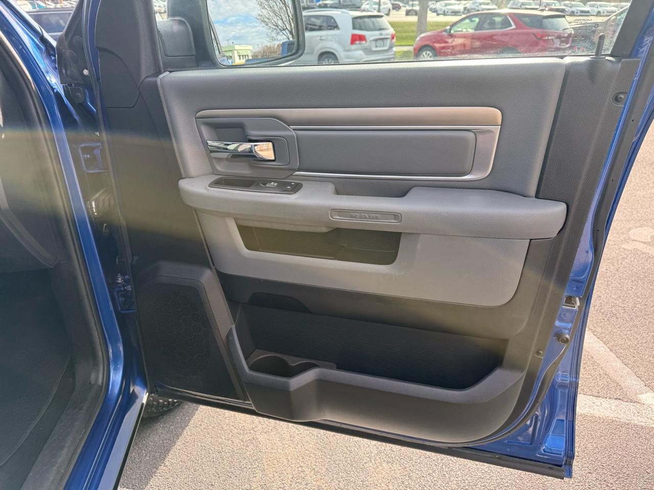 RAM 1500 4WD Crew Cab 140.5" Outdoorsman 2016