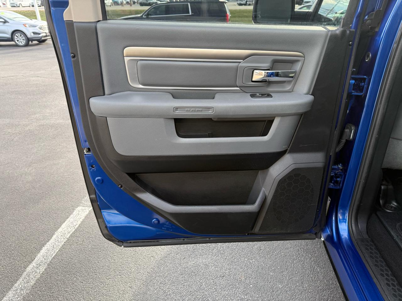 RAM 1500 4WD Crew Cab 140.5" Outdoorsman 2016