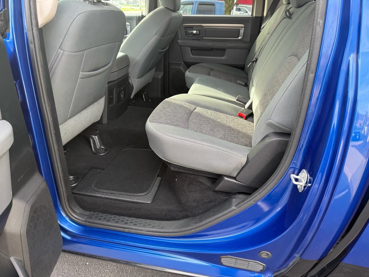 RAM 1500 4WD Crew Cab 140.5" Outdoorsman 2016