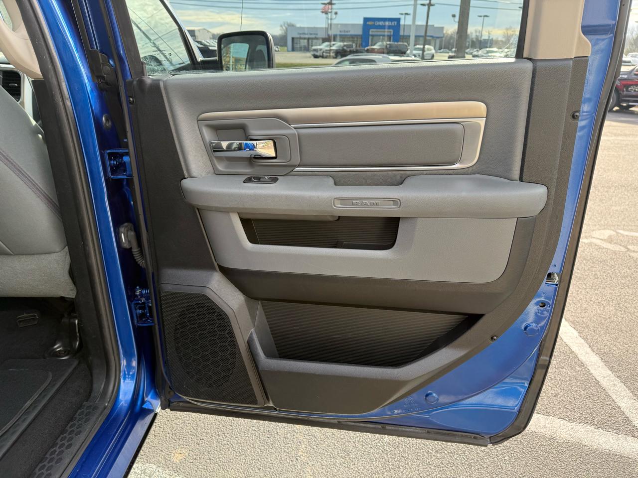 RAM 1500 4WD Crew Cab 140.5" Outdoorsman 2016