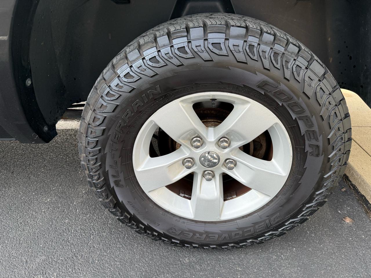 RAM 1500 4WD Crew Cab 140.5" Outdoorsman 2016