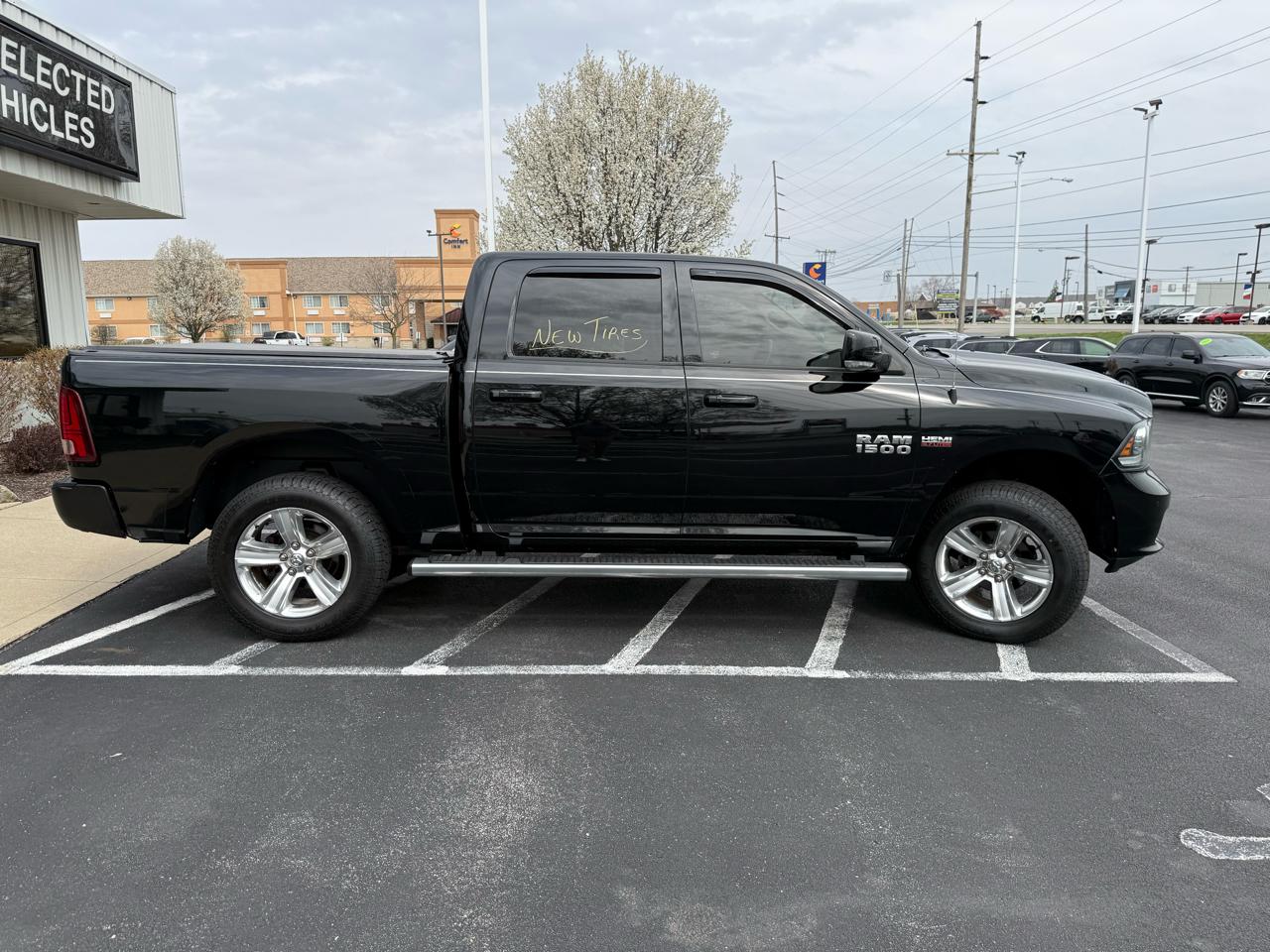RAM 1500 4WD Crew Cab 140.5" Sport 2014