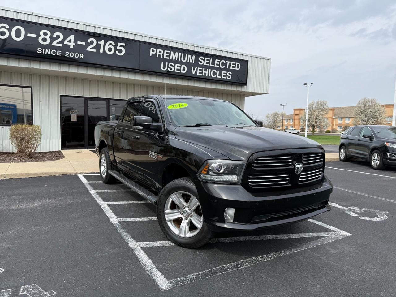 RAM 1500 4WD Crew Cab 140.5" Sport 2014