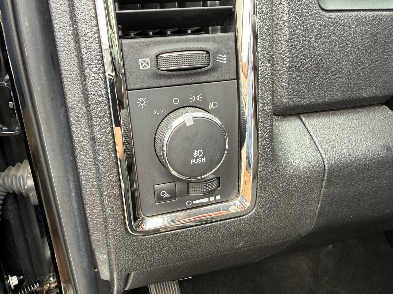 RAM 1500 4WD Crew Cab 140.5" Sport 2014