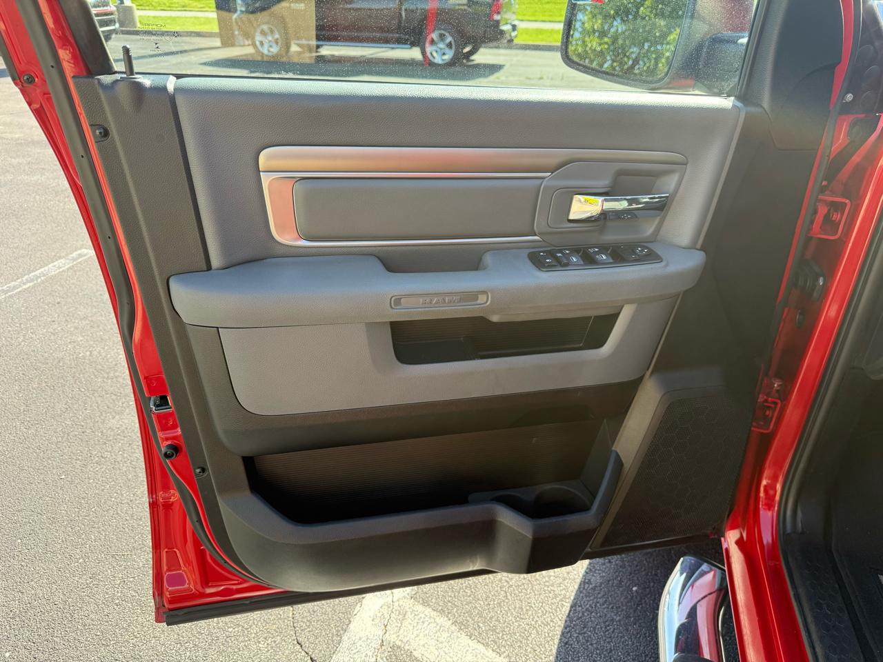 RAM 1500 4WD Quad Cab 140.5" Outdoorsman 2015