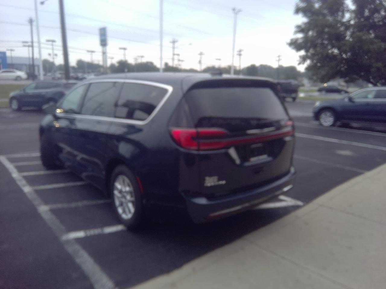 Chrysler Pacifica Touring L FWD 2023
