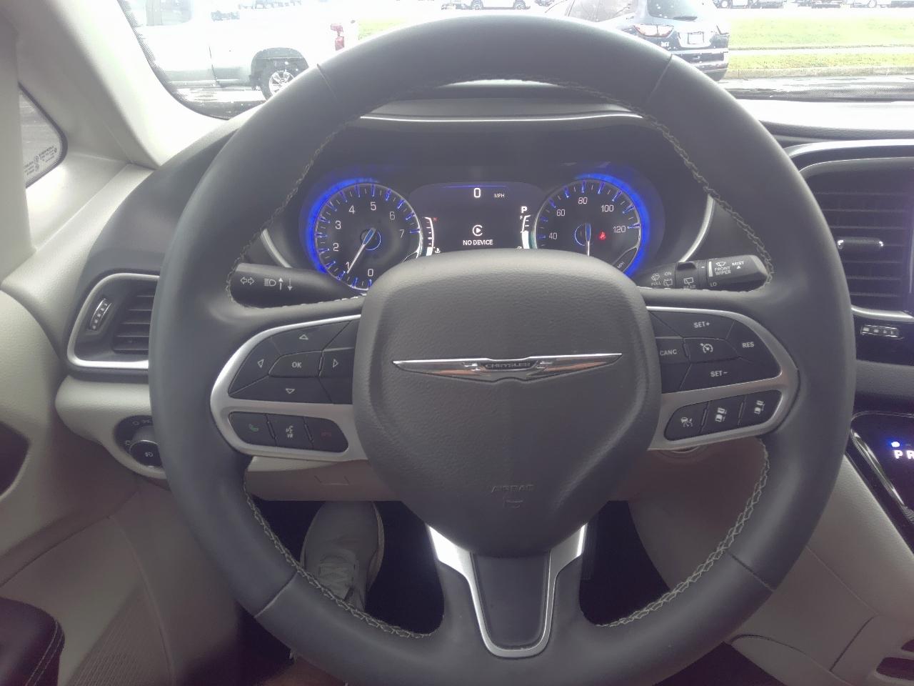 Chrysler Pacifica Touring L FWD 2023