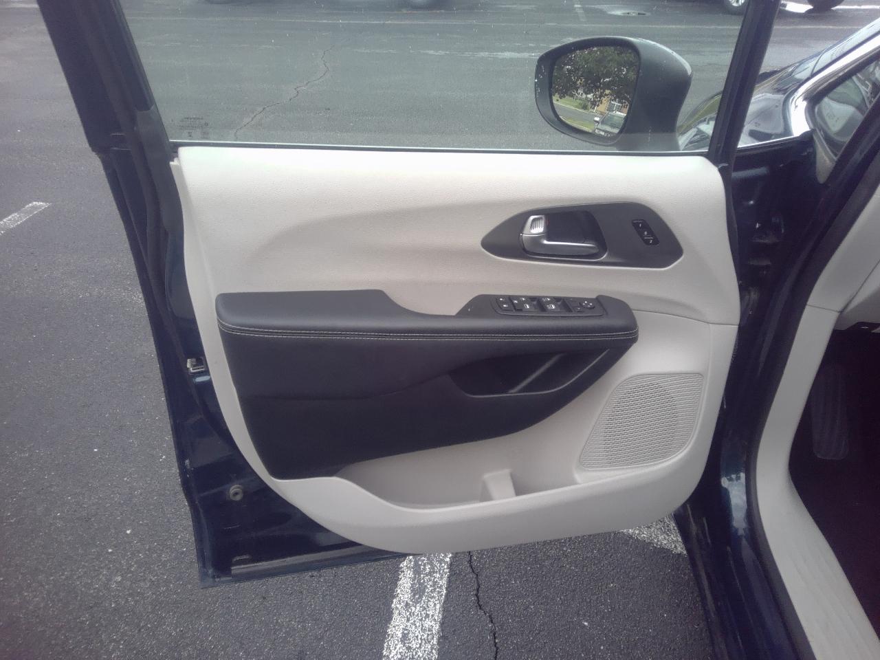 Chrysler Pacifica Touring L FWD 2023