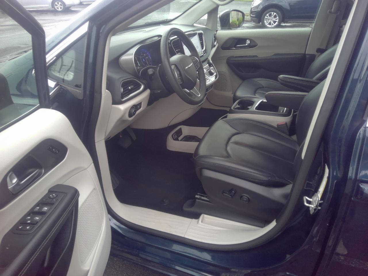 Chrysler Pacifica Touring L FWD 2023