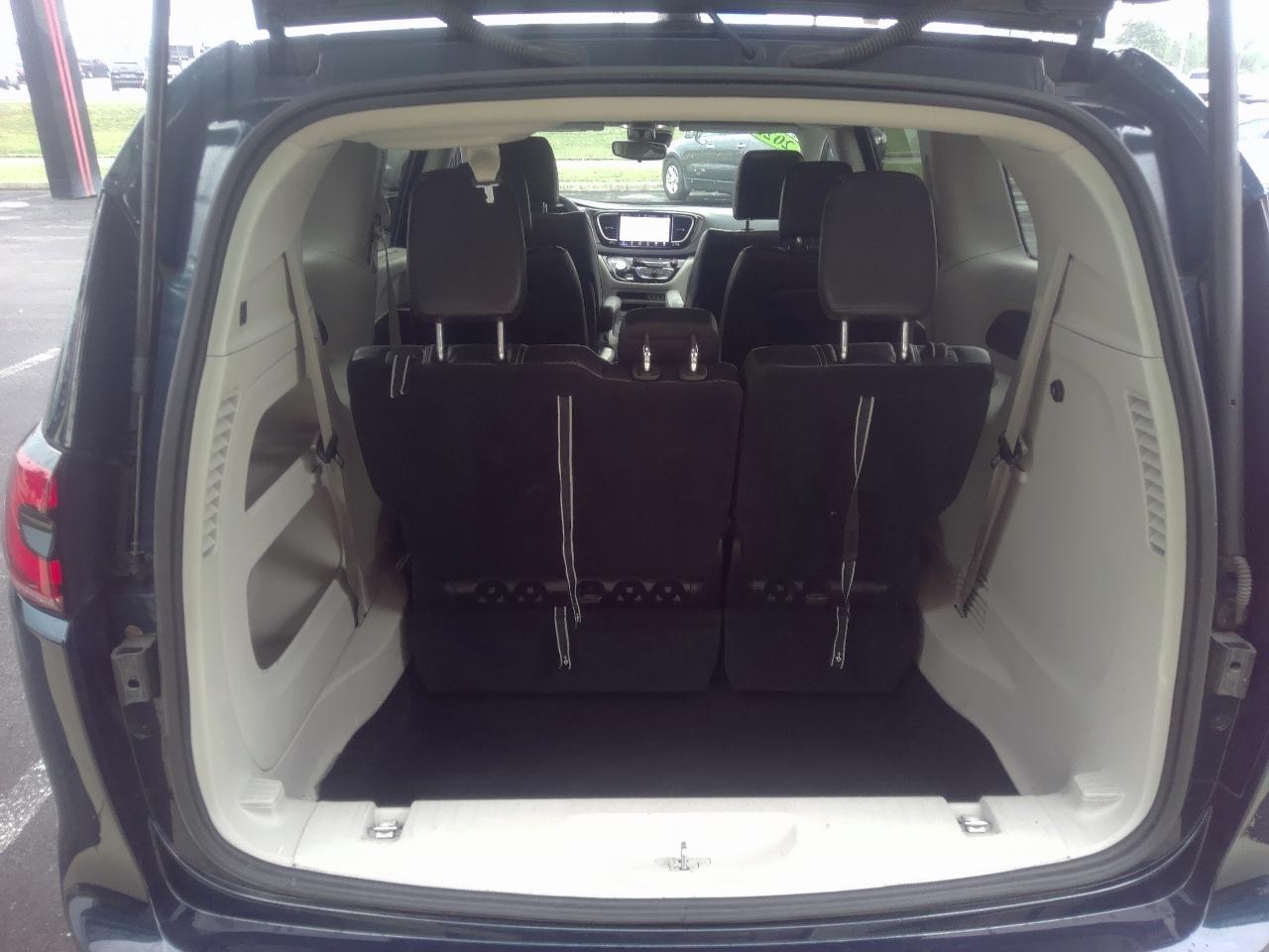 Chrysler Pacifica Touring L FWD 2023