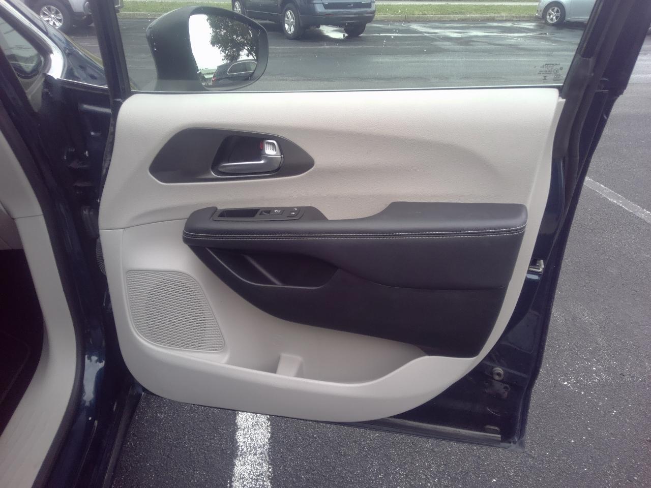 Chrysler Pacifica Touring L FWD 2023