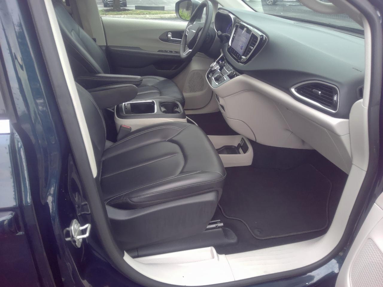 Chrysler Pacifica Touring L FWD 2023