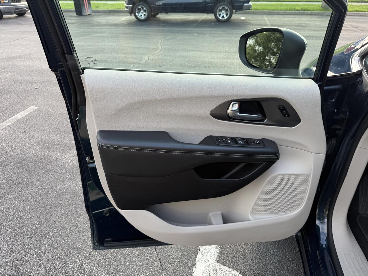 Chrysler Pacifica Touring L FWD 2023