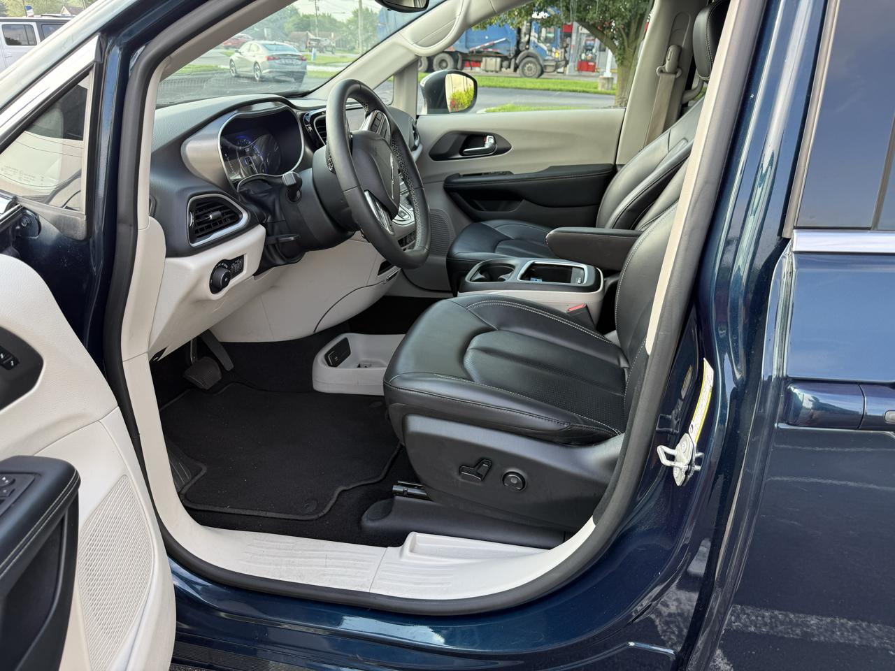 Chrysler Pacifica Touring L FWD 2023